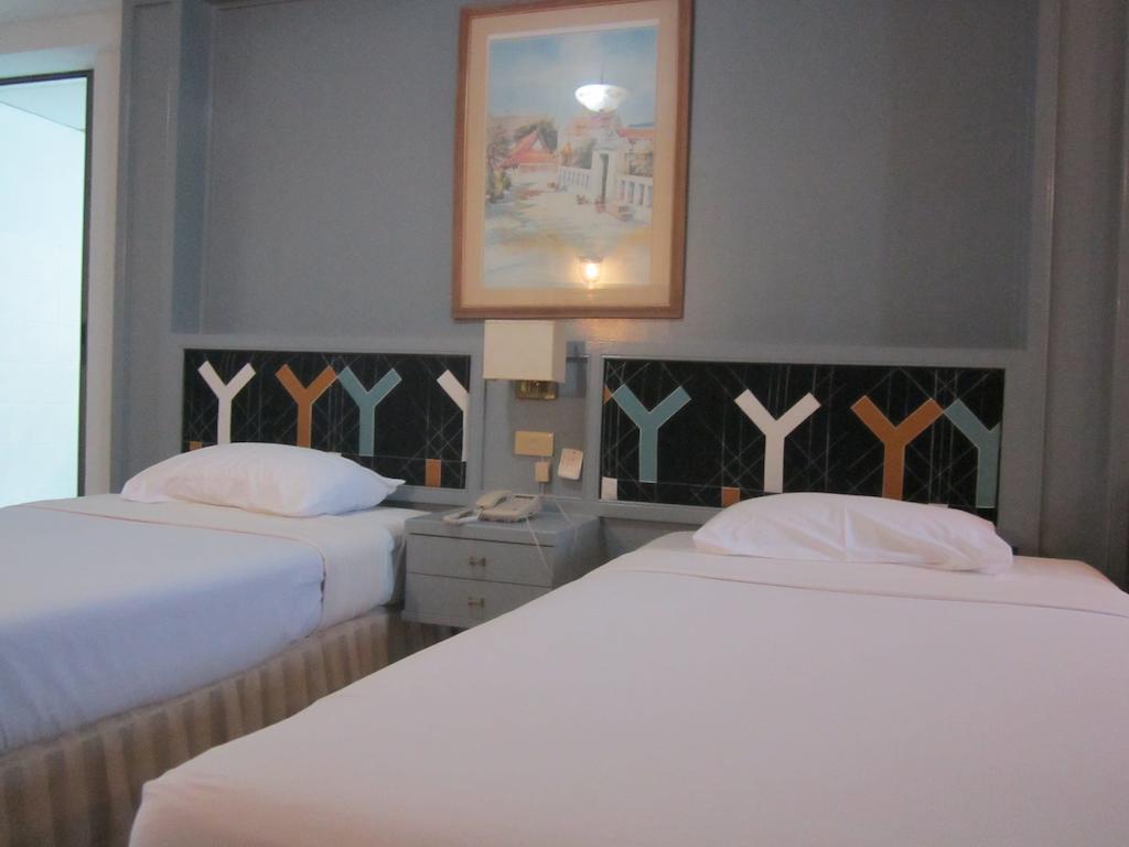 Lopburi Inn Hotel Zimmer foto