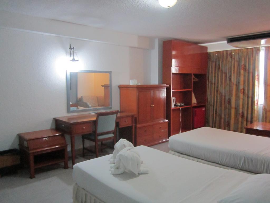 Lopburi Inn Hotel Zimmer foto