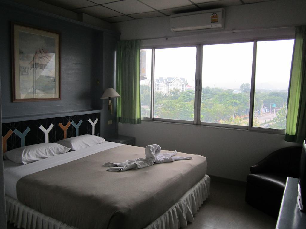 Lopburi Inn Hotel Zimmer foto